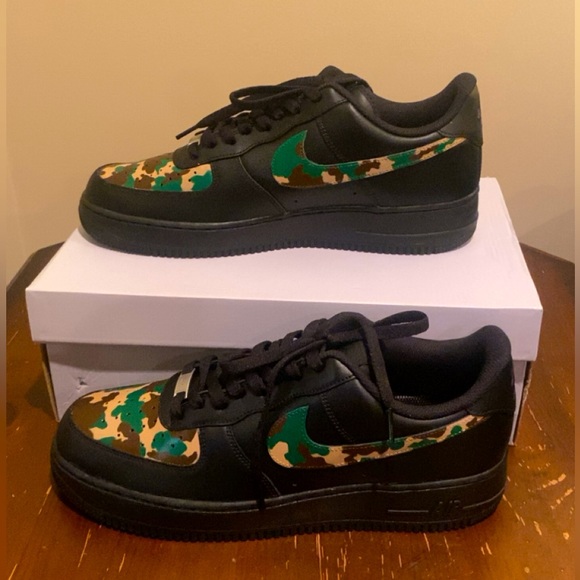 Custom Air Force 1’s - Picture 2 of 3